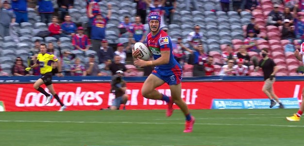 Randall opens the Dragons up and Ponga dives over