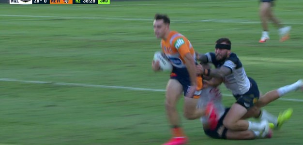 Watch: Hoy through the middle scores first NRL try