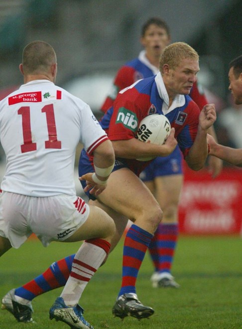 Todd Lowrie:      NRL Rugby League, Round 4 2004, st George Illawarra Dragons v Newcastle Knights at WIN Stadiuum, Sunday April 4th 2004.  Digital image by Colin Whelan © Action Photographics
